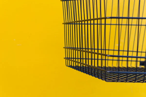 Estilo minimalista, carrito de compras y pared amarilla . —  Fotos de Stock