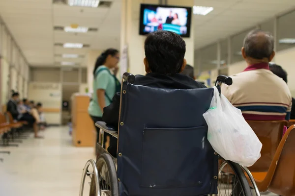 Patient wartet im Krankenhaus auf einen Arzt — Stockfoto