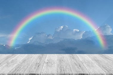 Ahşap Teras ve rainbow ile mavi gökyüzü bulut