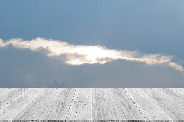 蓝蓝的天空云带木露台 — 图库照片