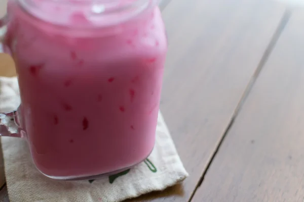 Γλυκό ποτό κρύο γάλα ροζ — Φωτογραφία Αρχείου