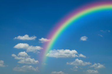 Gökkuşağı ile mavi gökyüzü bulut