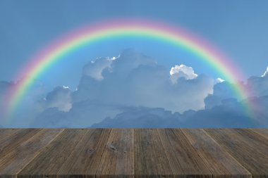 Ahşap Teras ve rainbow ile mavi gökyüzü bulut