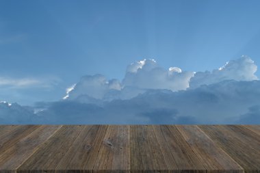 Mavi gökyüzü bulut ile ahşap Teras