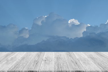 Mavi gökyüzü bulut ile ahşap Teras