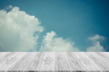 Mavi gökyüzü bulut ile ahşap Teras, vintage tarzı sürecinde