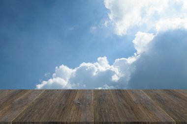 Mavi gökyüzü bulut ile ahşap Teras