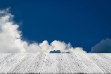 Mavi gökyüzü bulut ile ahşap Teras