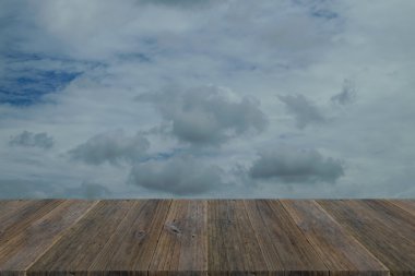 Mavi gökyüzü bulut ile ahşap Teras