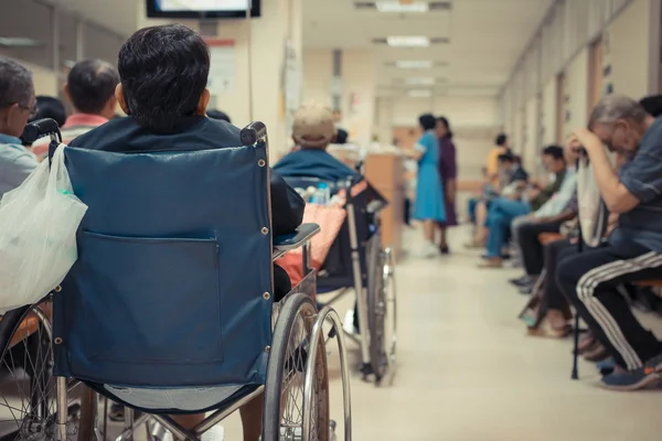 Patient wartet im Krankenhaus auf einen Arzt — Stockfoto