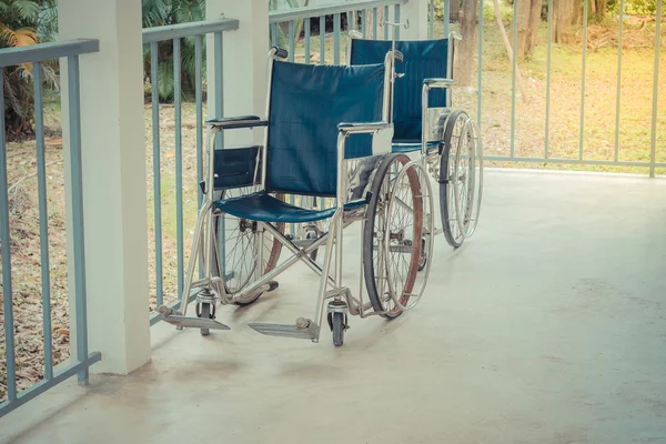 Cadeira de rodas vazia no hospital — Fotografia de Stock