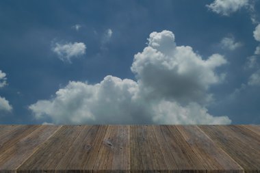 Mavi gökyüzü bulut ile ahşap Teras