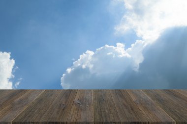 Mavi gökyüzü bulut ile ahşap Teras