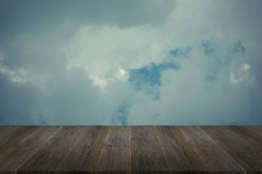 Mavi gökyüzü bulut ile ahşap Teras, vintage tarzı sürecinde