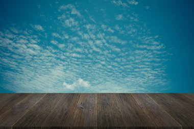 Mavi gökyüzü bulut ile ahşap Teras, vintage tarzı sürecinde