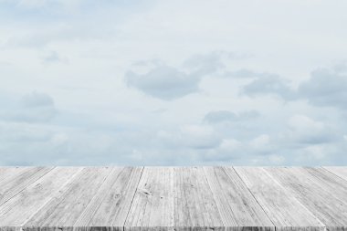 Mavi gökyüzü bulut ile ahşap Teras