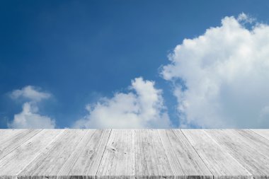 Mavi gökyüzü bulut ile ahşap Teras