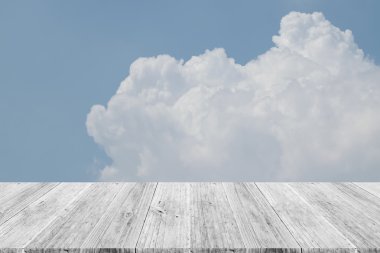 Mavi gökyüzü bulut ile ahşap Teras