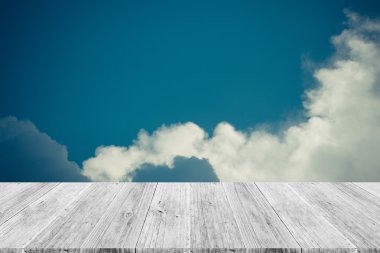 Mavi gökyüzü bulut ile ahşap Teras, vintage tarzı sürecinde