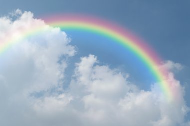 Gökkuşağı ile mavi gökyüzü bulut