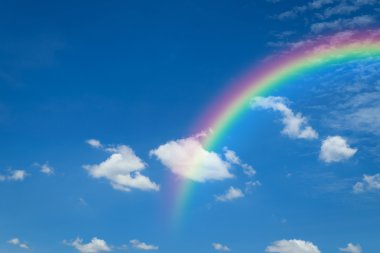 Gökkuşağı ile mavi gökyüzü bulut