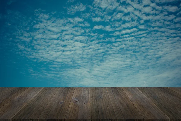 Mavi gökyüzü bulut ile ahşap Teras, vintage tarzı sürecinde