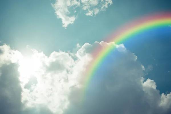 Nube de cielo azul con arco iris, proceso en estilo vintage — Foto de Stock