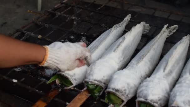 Pescado vivo a la parrilla con corteza de sal — Vídeo de stock