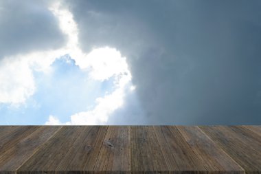 Mavi gökyüzü bulut ile ahşap Teras