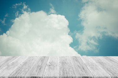 Mavi gökyüzü bulut ile ahşap Teras, vintage tarzı sürecinde