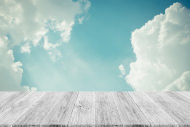 Mavi gökyüzü bulut ile ahşap Teras, vintage tarzı sürecinde