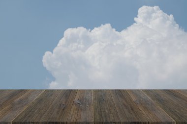 Mavi gökyüzü bulut ile ahşap Teras