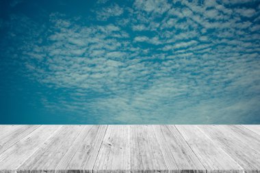 Mavi gökyüzü bulut ile ahşap Teras, vintage tarzı sürecinde