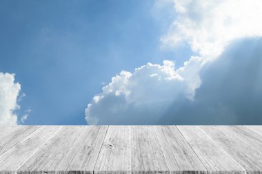Mavi gökyüzü bulut ile ahşap Teras