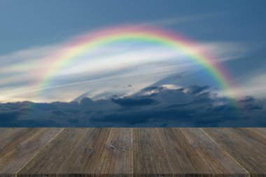Ahşap Teras ve rainbow ile mavi gökyüzü bulut