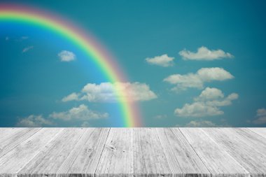 Ahşap Teras ve gökkuşağı gökyüzü bulut mavi, vintag içinde işlem