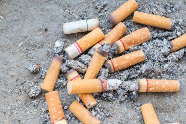 yanan Kül tablasında sigarayı