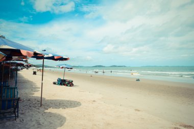 şemsiye ile plaj sandalyeleri