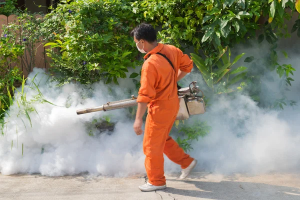 Mosquito de matar de rociado de Ddt nebulización — Foto de Stock