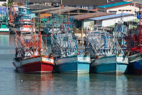 Fischerboot ist auf Fischfang — Stockfoto