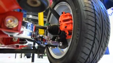 Gösteri olay arabada tekerlek, fren ve süspansiyon parçaları