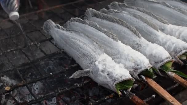 生きている焼き魚塩をまぶした — ストック動画