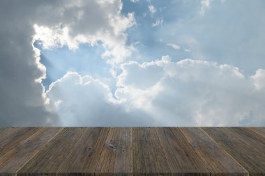 Mavi gökyüzü bulut ile ahşap Teras