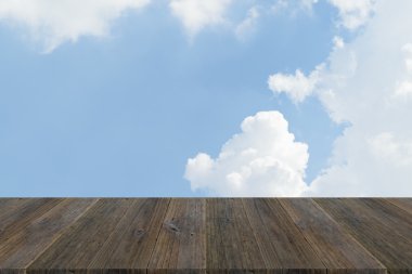 Mavi gökyüzü bulut ile ahşap Teras