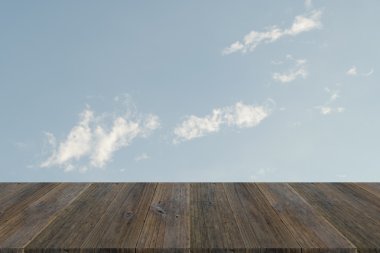 Mavi gökyüzü bulut ile ahşap Teras