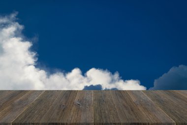 Mavi gökyüzü bulut ile ahşap Teras