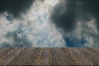 Mavi gökyüzü bulut ile ahşap Teras