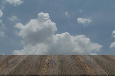 Mavi gökyüzü bulut ile ahşap Teras