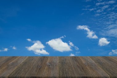 Mavi gökyüzü bulut ile ahşap Teras