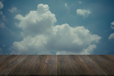 Mavi gökyüzü bulut ile ahşap Teras, vintage tarzı sürecinde